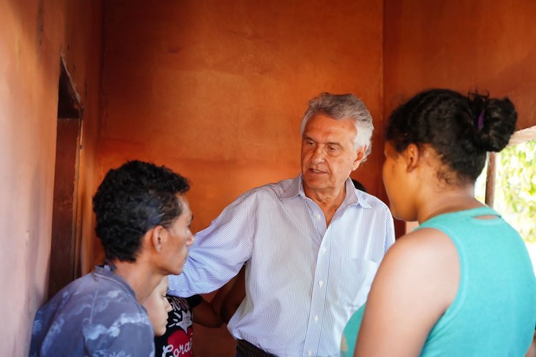 Governador Ronaldo Caiado visita família de crianças mortas em Bonópolis