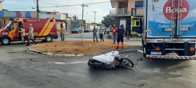 Motociclista morre após se envolver em acidente com um caminhão na Avenida Lagoa Feia