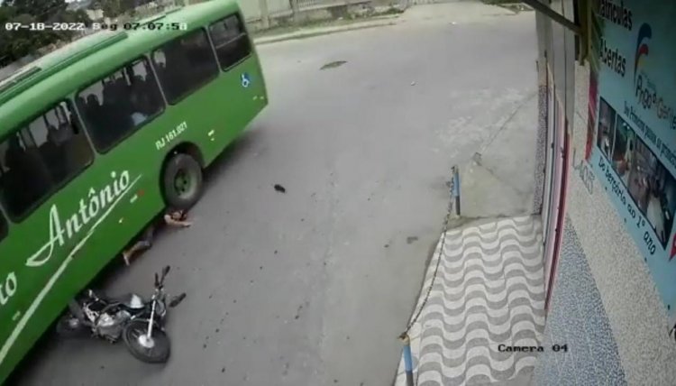 Jovem motoqueiro  quase teve a cabeça esmagada por ônibus