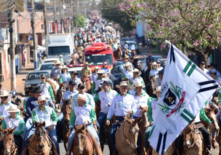 Caiado participa de cavalgada promovida pela 1ª Feira de Agronegócios de Itumbiara