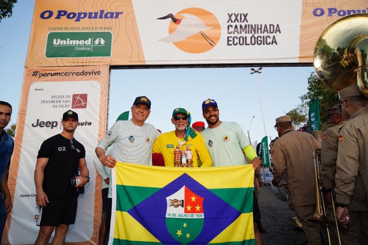 Em Aruanã, governador Ronaldo Caiado recebe atletas na chegada da 29ª Caminhada Ecológica