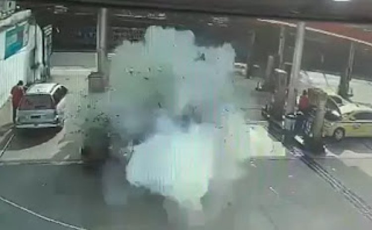 Carro explode em posto de combustíveis e deixa duas pessoas feridas