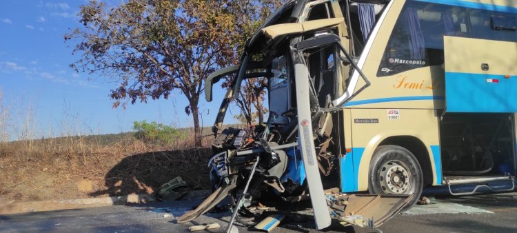 Ônibus bate em traseira de caminhão e deixa feridos na BR 020, em Formosa