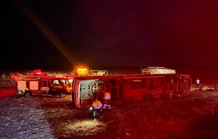 Acidente com ônibus deixa duas pessoas mortas e 50 feridas na BR-153, em Uruaçu