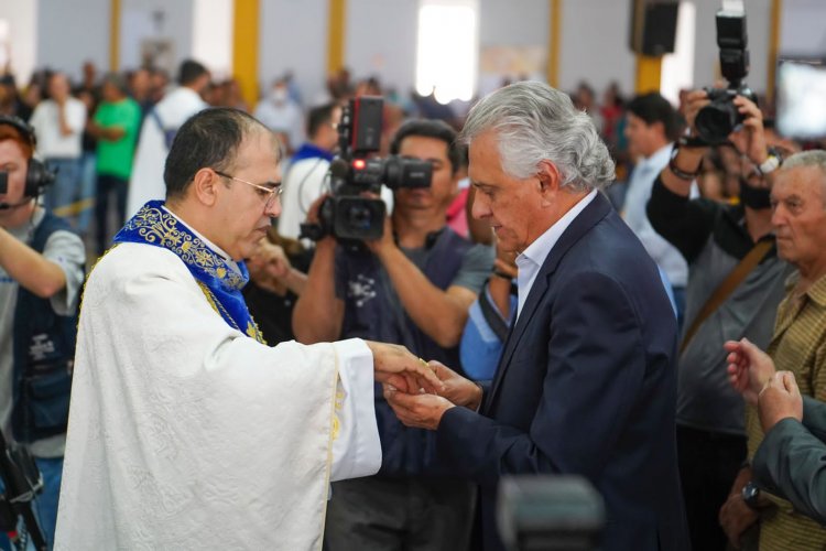 Governador Ronaldo Caiado participa de missa na Romaria de Muquém