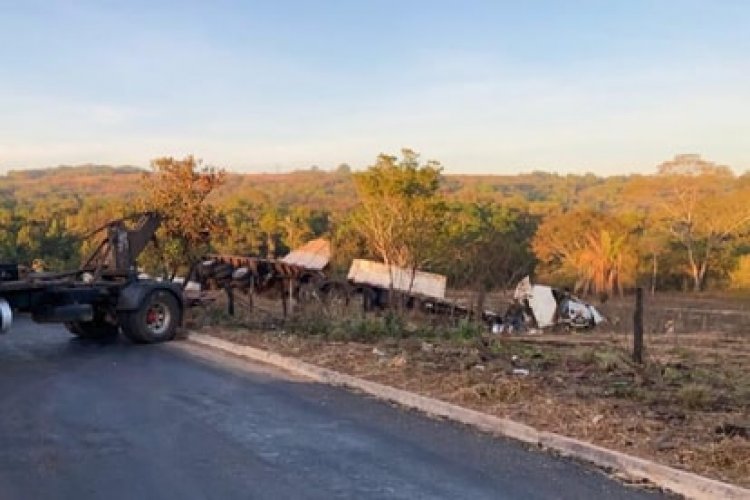 Carreta bitrem capota e mata caminhoneiro na GO-020, em Pires do Rio