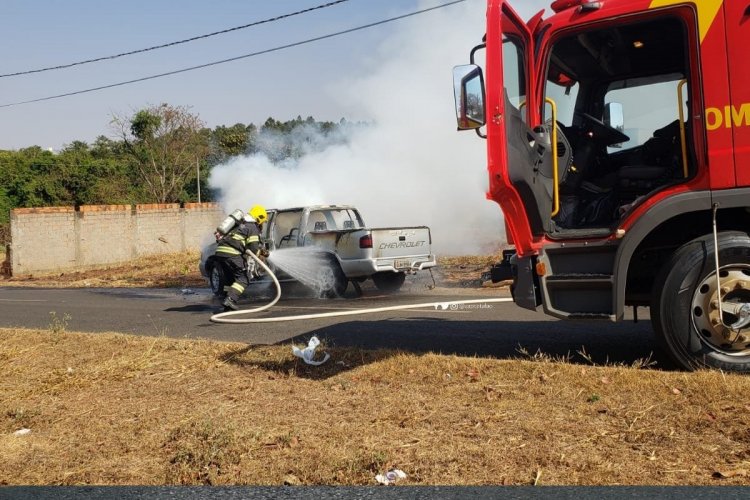 Homem bate na esposa e põe fogo em caminhonete da família após briga de casal, em Catalão