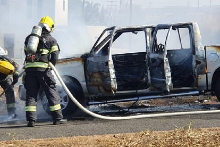 Homem bate na esposa e põe fogo em caminhonete da família após briga de casal, em Catalão