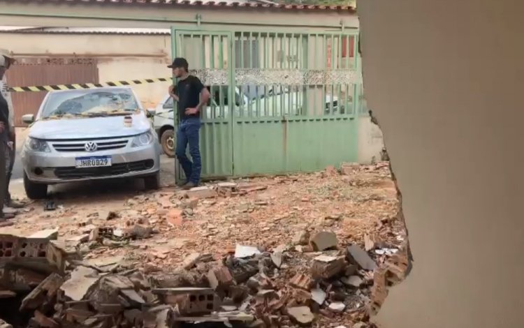 Máquina que fazia o recapeamento de rua invade casa e por um triz não atinge duas pessoas em Corumbá de Goiás, diz família