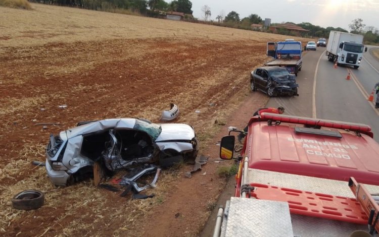 Acidente entre dois carros deixa seis mortos na GO-060, em Turvânia