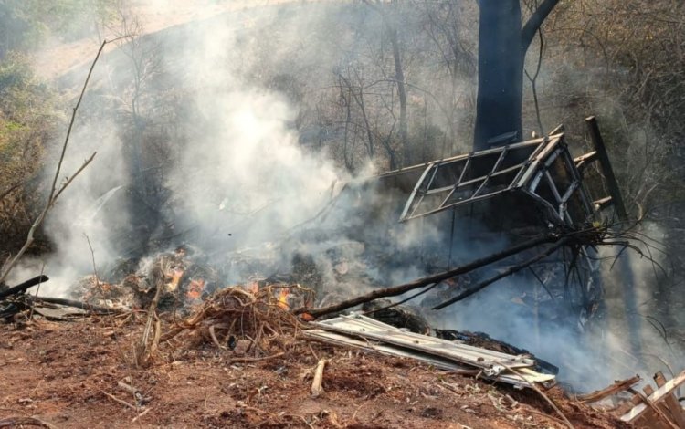 Mulher morre carbonizada após carro e caminhão baterem e pegarem fogo na BR-153 , em Jaraguá