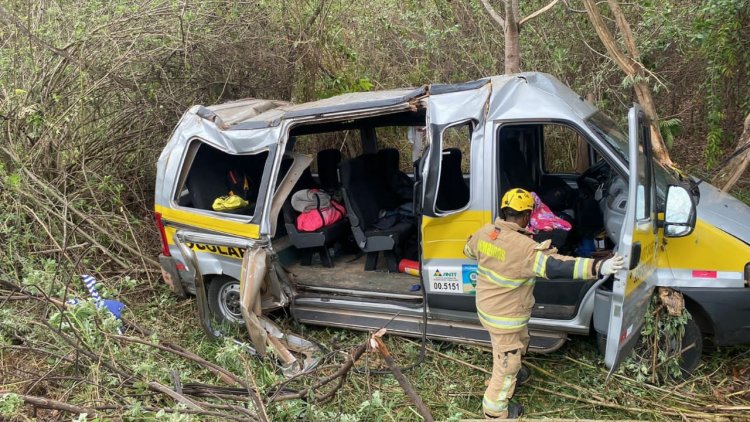 Van que transportava turistas para o Salto do Itiquira,  capota na BR-020, próximo à Formosa e causa a morte de uma mulher