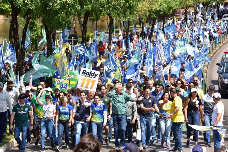 Entusiasmo marca caminhada de Caiado em Goiânia