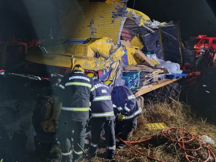 Acidente envolvendo dois caminhões e uma van na BR-020 deixa condutores feridos