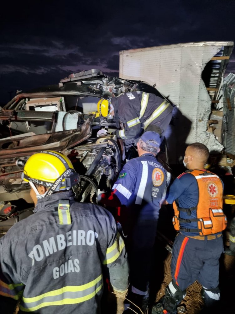 Acidente envolvendo dois caminhões e uma van na BR-020 deixa condutores feridos