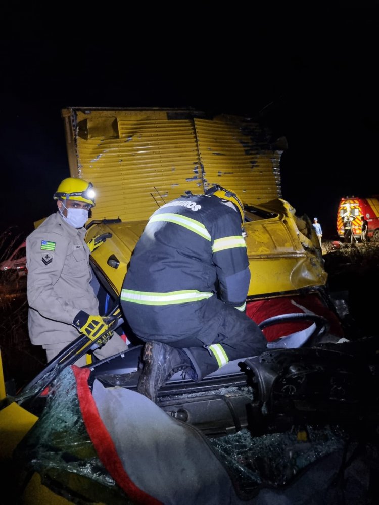 Acidente envolvendo dois caminhões e uma van na BR-020 deixa condutores feridos