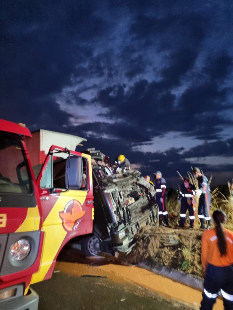 Acidente envolvendo dois caminhões e uma van na BR-020 deixa condutores feridos