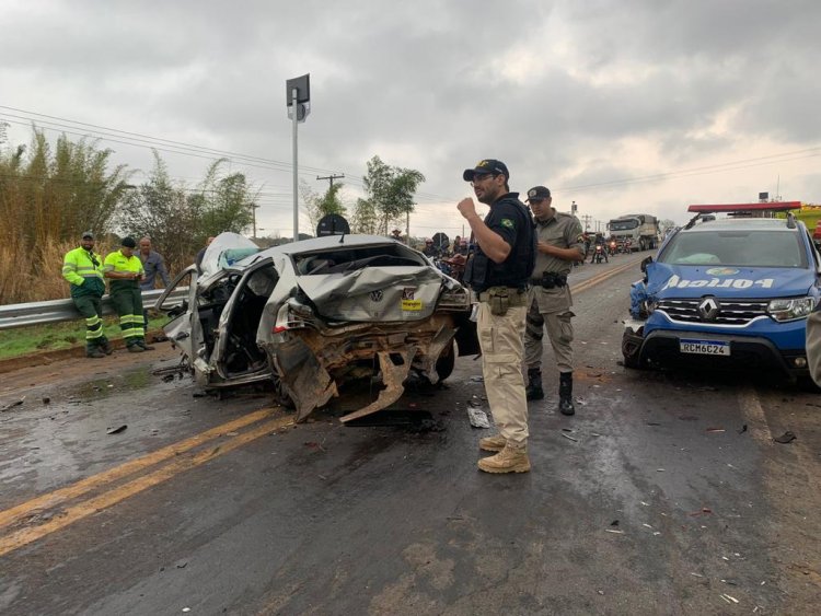 Grave acidente envolvendo viatura da Polícia Militar deixa uma pessoa morta na BR-414, em Anápolis