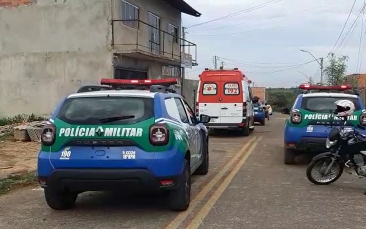 Mulher morre após ser baleada por homem que chegou atirando em comércio; companheiro é suspeito