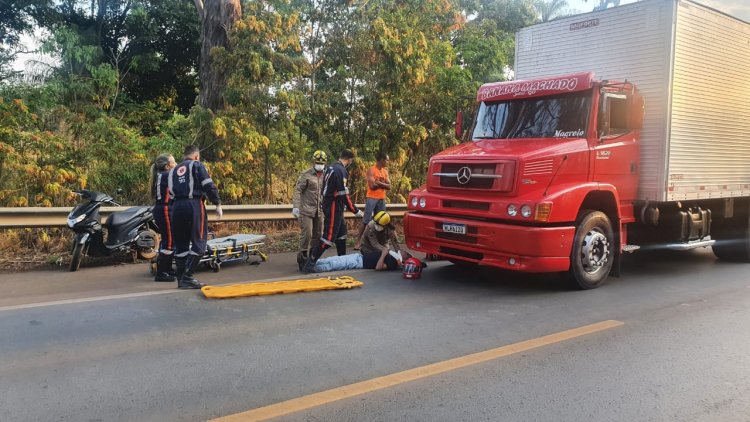 Acidente envolvendo uma moto e dois caminhões por pouco não termina em tragédia na BR-020, em Formosa-GO