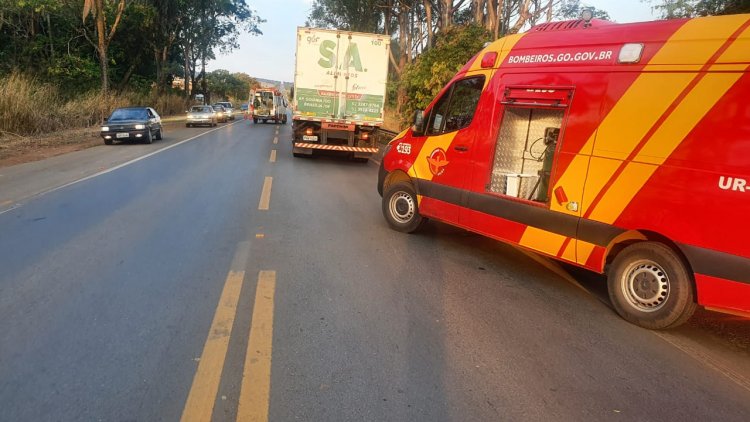 Acidente envolvendo uma moto e dois caminhões por pouco não termina em tragédia na BR-020, em Formosa-GO