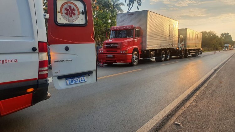 Acidente envolvendo uma moto e dois caminhões por pouco não termina em tragédia na BR-020, em Formosa-GO