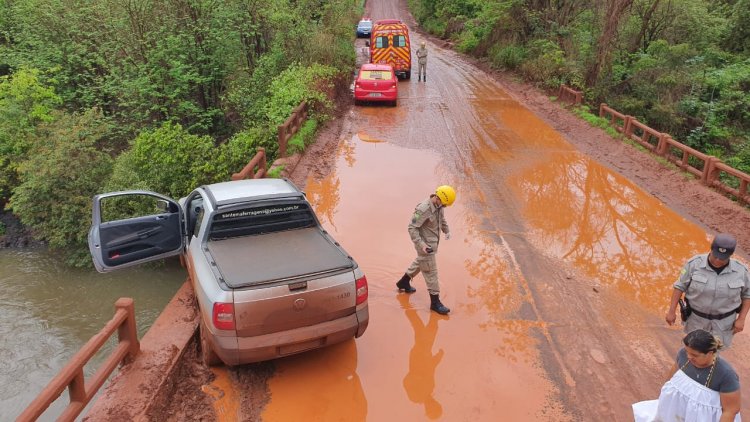 Motorista cai em rio e é arrastado pela correnteza por cerca de 1 Km, mas consegue sobreviver