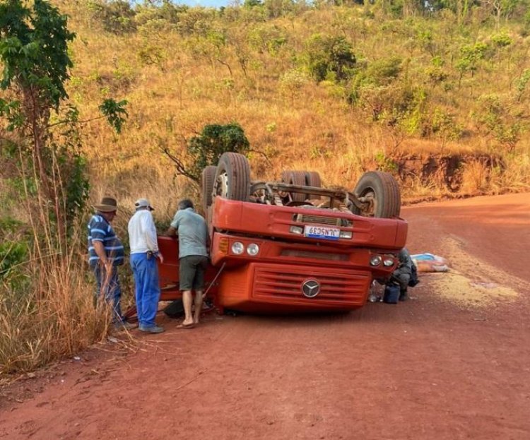 Capotamento de caminhão deixa dois homens gravemente feridos próximo a Alvorada do Norte