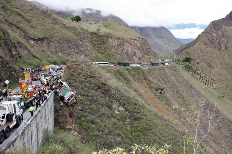 TRAGÉDIA: acidente de ônibus deixa 20 mortos e 15 feridos