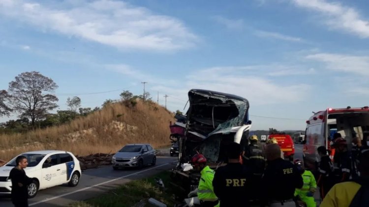 Batida entre caminhão e ônibus de turismo deixa feridos na BR-040, em MG