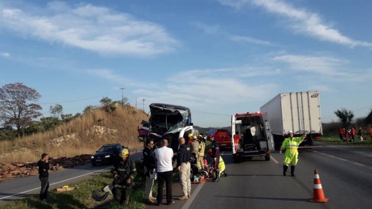 Batida entre caminhão e ônibus de turismo deixa feridos na BR-040, em MG