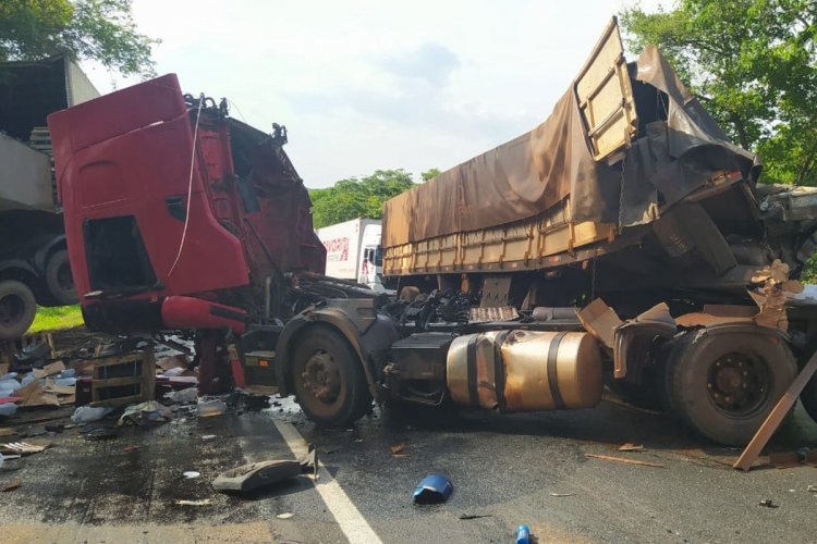 Homem morre após colisão entre carretas na BR-153