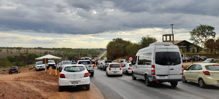 Formosa (GO) : caminhoneiros fecham a BR-020 em protesto contra resultado das eleições