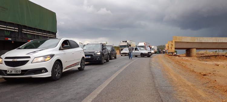 Formosa (GO) : caminhoneiros fecham a BR-020 em protesto contra resultado das eleições