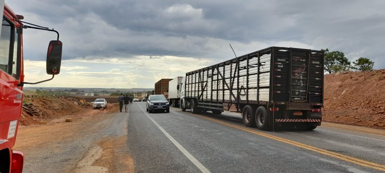 Formosa (GO) : caminhoneiros fecham a BR-020 em protesto contra resultado das eleições