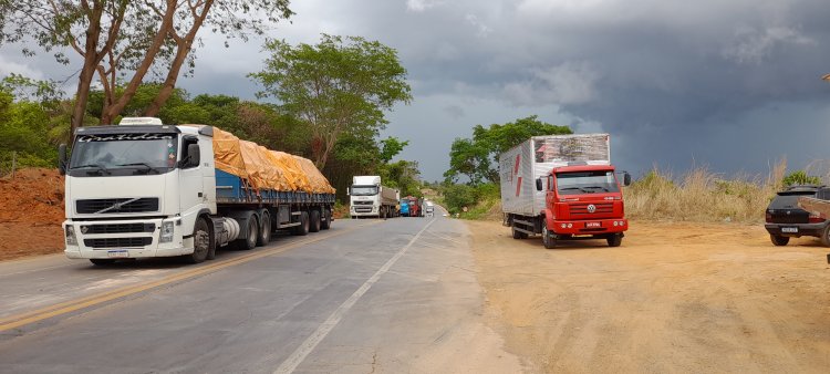 Formosa (GO) : caminhoneiros fecham a BR-020 em protesto contra resultado das eleições