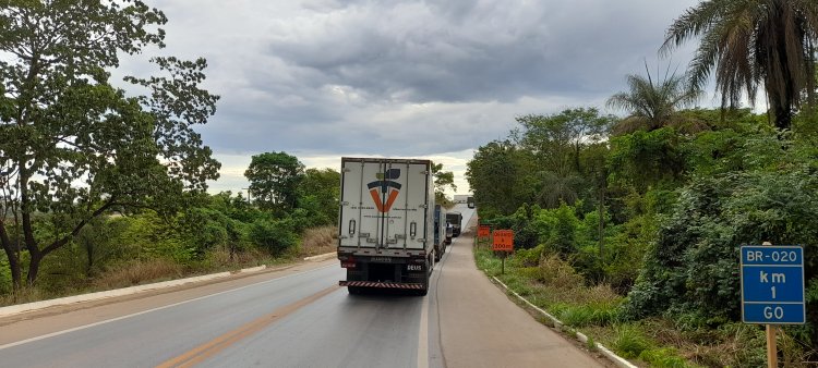 Formosa (GO) : caminhoneiros fecham a BR-020 em protesto contra resultado das eleições