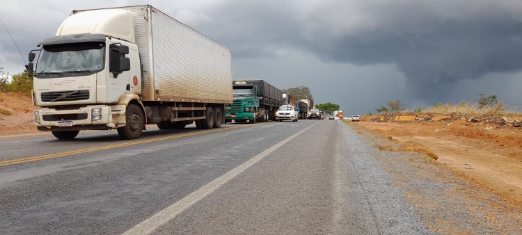 Formosa (GO) : caminhoneiros fecham a BR-020 em protesto contra resultado das eleições