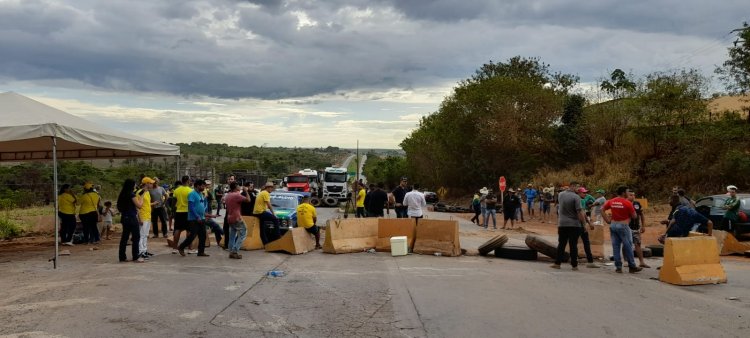 Formosa (GO) : caminhoneiros fecham a BR-020 em protesto contra resultado das eleições