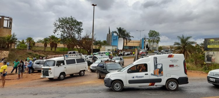 Formosa (GO) : caminhoneiros fecham a BR-020 em protesto contra resultado das eleições