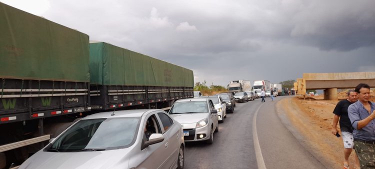 Formosa (GO) : caminhoneiros fecham a BR-020 em protesto contra resultado das eleições