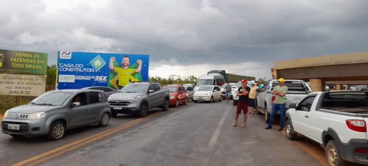 Formosa (GO) : caminhoneiros fecham a BR-020 em protesto contra resultado das eleições