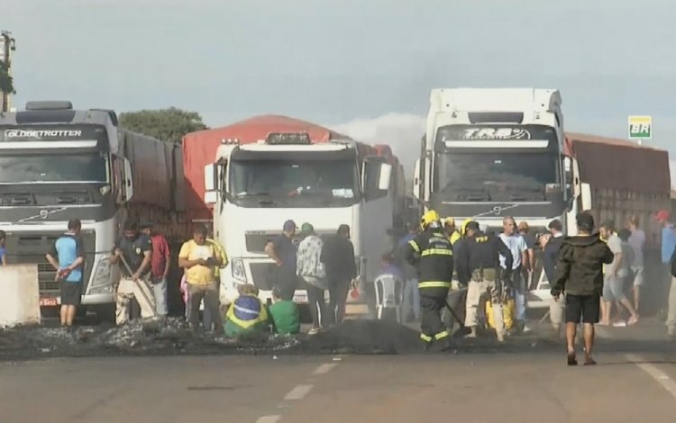 Manifestantes que não aceitam resultado das eleições bloqueiam rodovias pelo segundo dia em Goiás; veja pontos