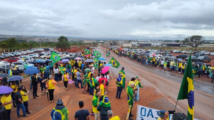 Formosa (GO): centenas de manifestantes pró-Bolsonaro protestam contra o resultado das eleições na BR-020, em frente ao Forte Santa Bárbara nesta quarta-feira (02)