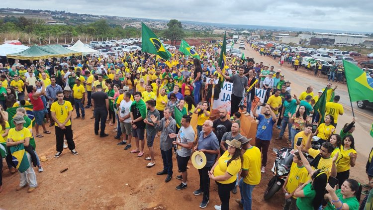 Formosa (GO): centenas de manifestantes pró-Bolsonaro protestam contra o resultado das eleições na BR-020, em frente ao Forte Santa Bárbara nesta quarta-feira (02)