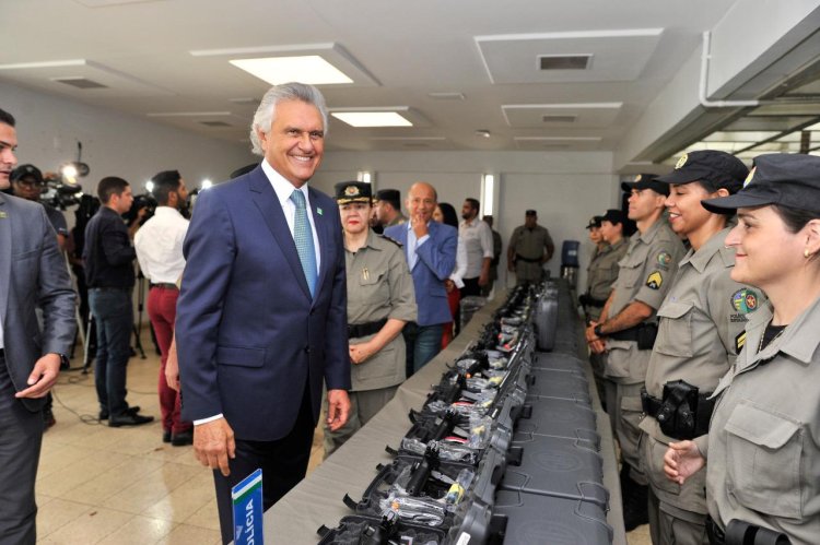 Governador Ronaldo Caiado entrega equipamentos e armamentos à Polícia Militar