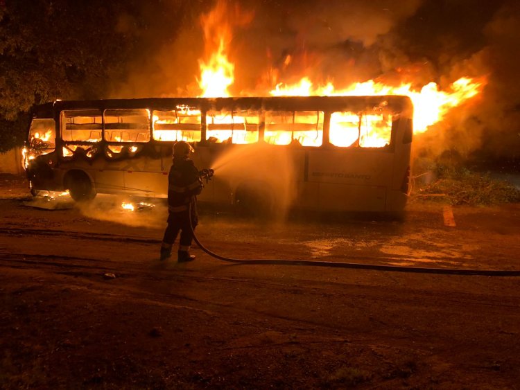 Ônibus pega fogo em Formosa, ainda não se sabe a razão que motivou o incêndio