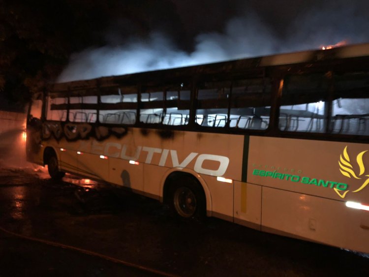 Ônibus pega fogo em Formosa, ainda não se sabe a razão que motivou o incêndio