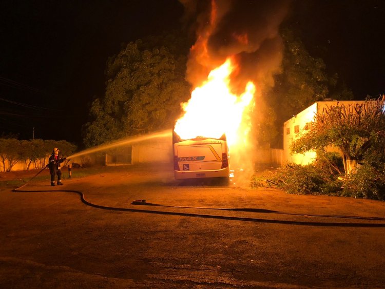 Ônibus pega fogo em Formosa, ainda não se sabe a razão que motivou o incêndio