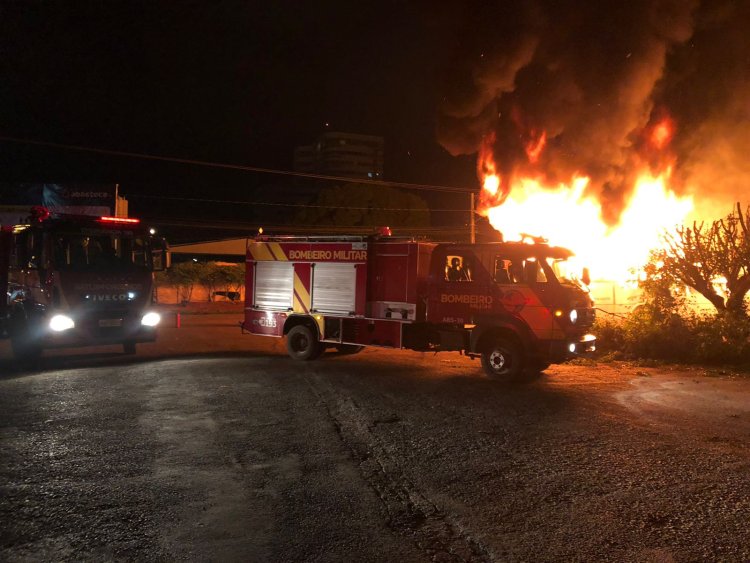 Ônibus pega fogo em Formosa, ainda não se sabe a razão que motivou o incêndio